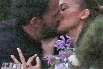 Jennifer Lopez and Ben Affleck kiss