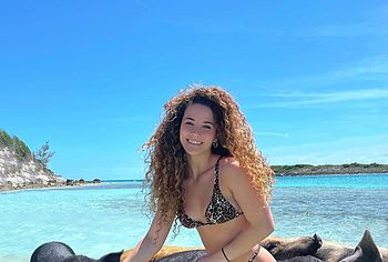 Sofie Dossi nipslips