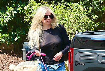 Avril Lavigne nude