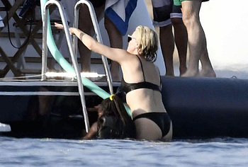 Charlize Theron tits photos