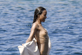 Zoe Saldana striptease