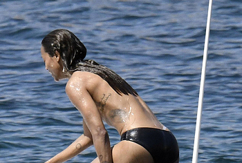 Zoe Saldana wet
