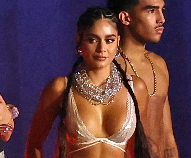 Vanessa Hudgens tits