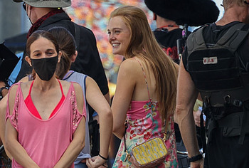 Elle Fanning paparazzi