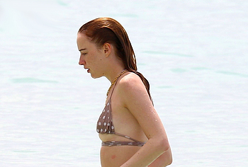 Phoebe Dynevor ass bikini