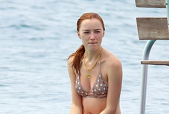 Phoebe Dynevor paparazzi