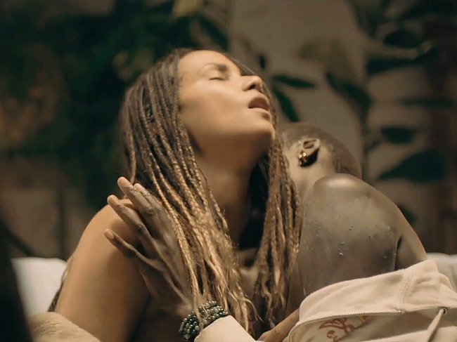 Halle Berry lesbian sex