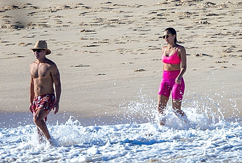 Jessica Alba beach pics