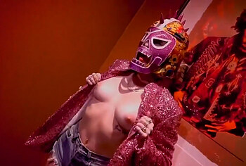 Miley Cyrus leaked nude photos