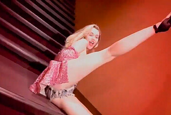 Miley Cyrus pussy photos