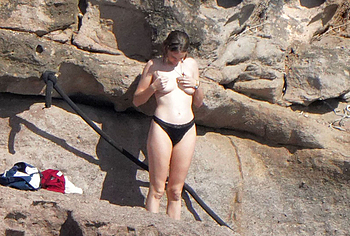 Maya Hawke masturbating