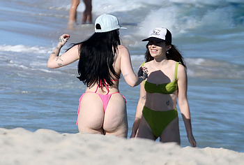 Noah Cyrus booty