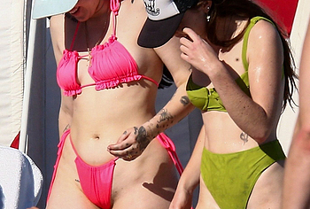 Noah Cyrus pussy