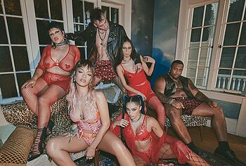 Rihanna naked photos