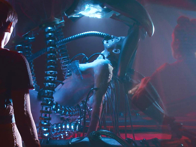 Carrie-Anne Moss nude