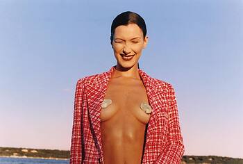 Bella Hadid oops