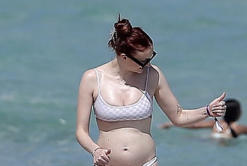 Sophie Turner nipslips