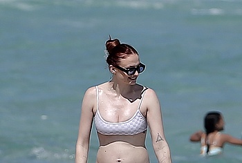 Sophie Turner nude photos