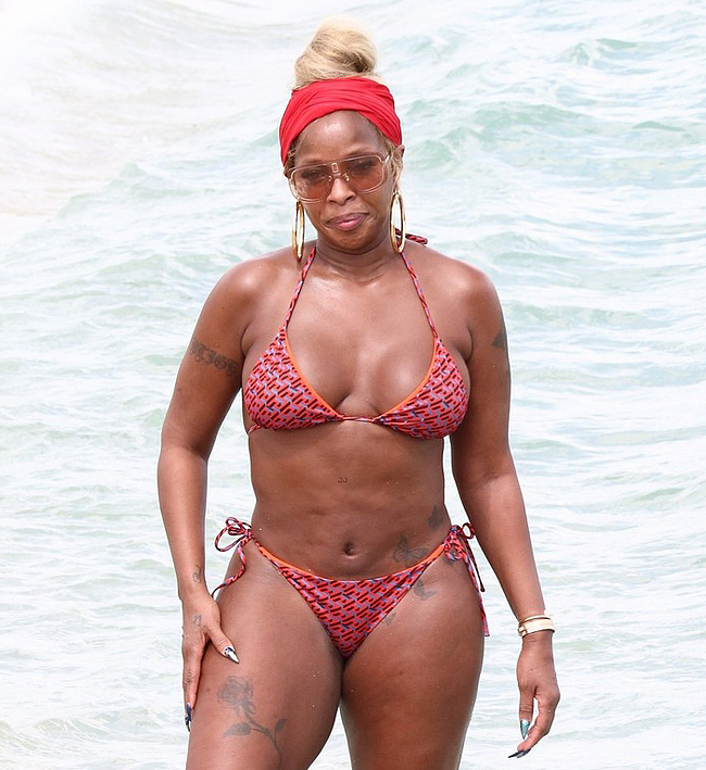 Mary J Blige frontal nude