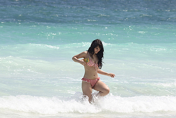 Caylee Cowan bikini pics