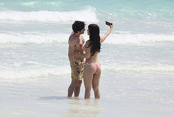 Caylee Cowan nude selfie