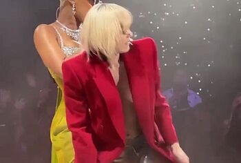 Miley Cyrus nipslip