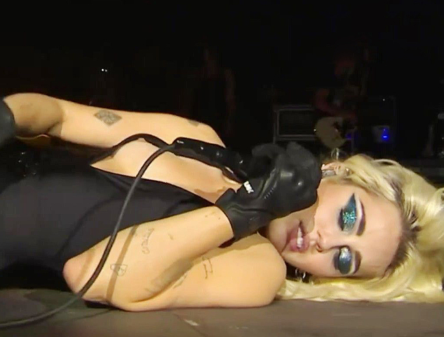 Miley Cyrus nude pics