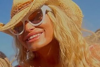 Jessica Simpson tits