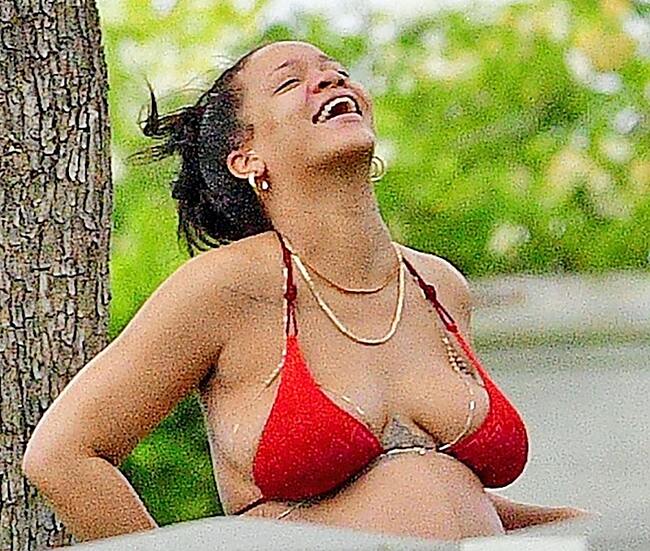Rihanna tits photos