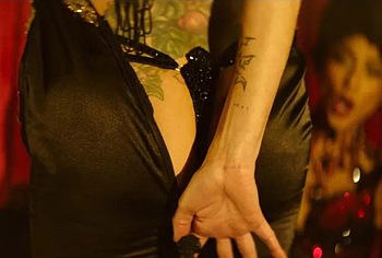 Lena Headey striptease