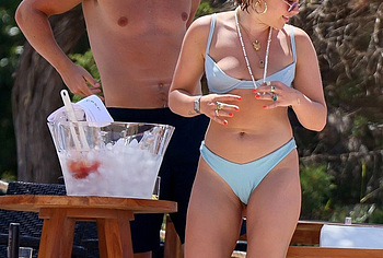 Florence Pugh cameltoe