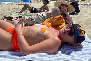 Florence Pugh topless