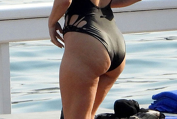 Kourtney Kardashian ass shots