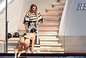 Kourtney Kardashian ass