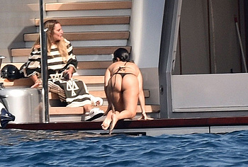 Kourtney Kardashian booty