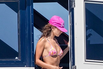 Hailey Bieber oops