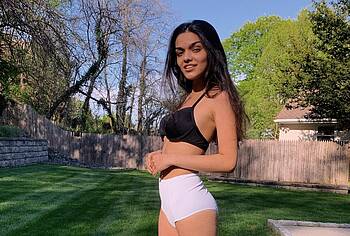 Rachel Zegler striptease