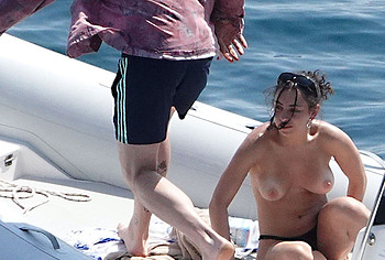 Charli XCX nude photos