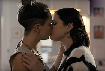 Selena Gomez lesbian kiss