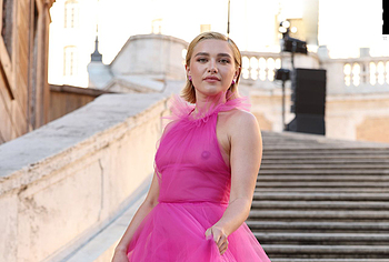 Florence Pugh nipslips