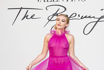 Florence Pugh nudes tits