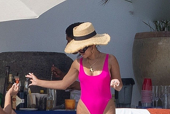 Vanessa Hudgens cameltoe