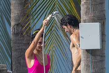 Vanessa Hudgens nude pics