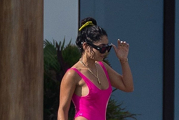 Vanessa Hudgens paparazzi