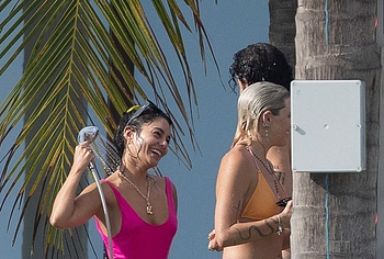 Vanessa Hudgens sexy shower