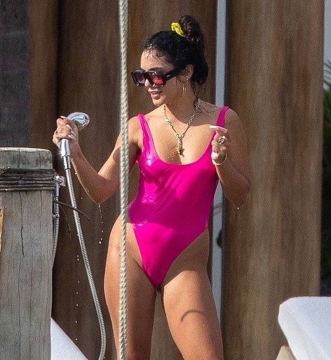 Vanessa Hudgens striptease