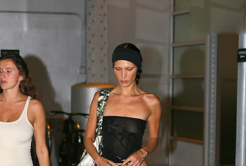 Bella Hadid tits photos