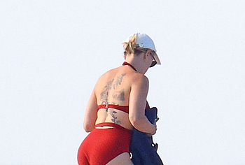 Scarlett Johansson exposed