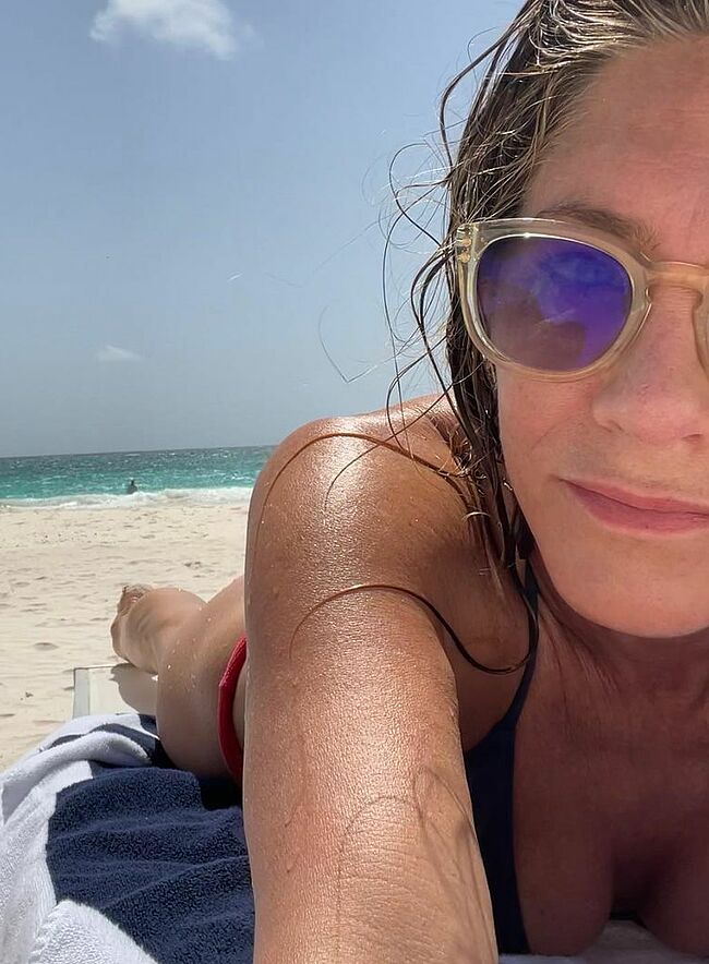 Jennifer Aniston nude selfie