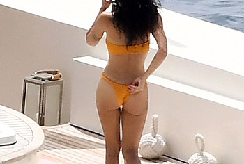 Zoe Kravitz ass